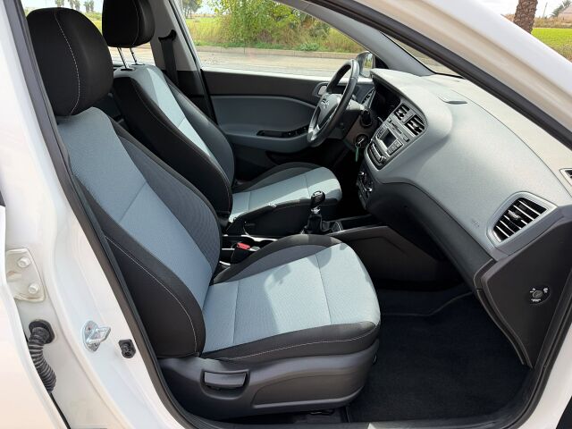 HYUNDAI I20 ACTIVE 1.2 PETROL SPANISH LHD IN SPAIN ONLY 21000 MILES SUPERB 2017